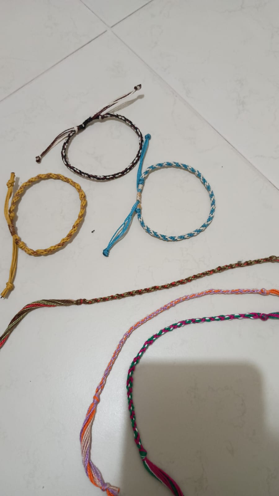 Variedade de pulseiras e cordões à mão