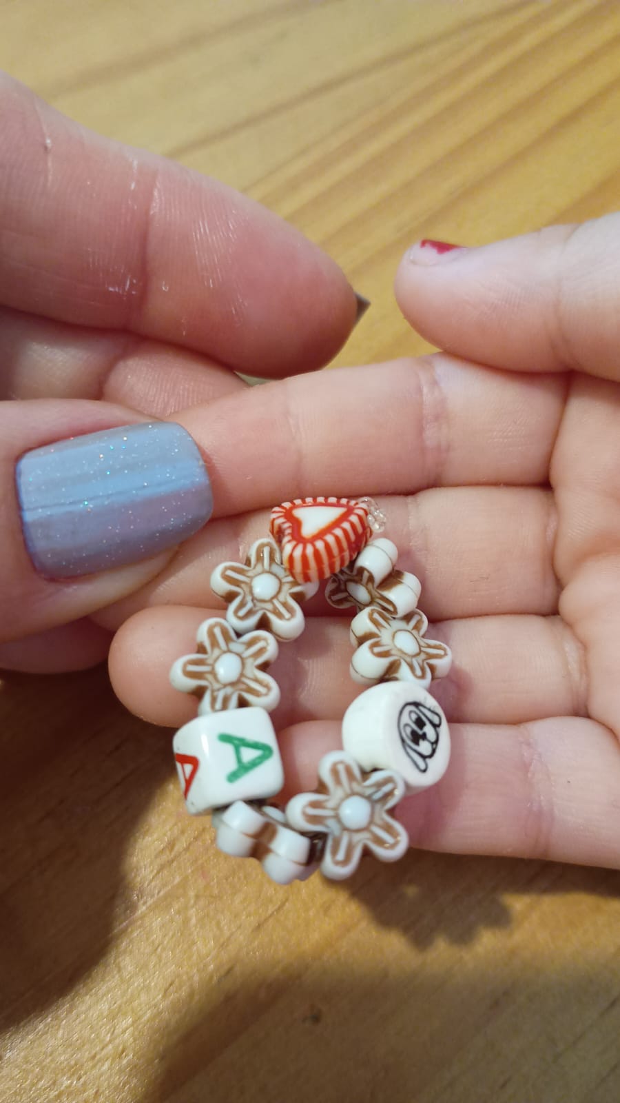 Pulseira personalizada com miçangas, letras e charm